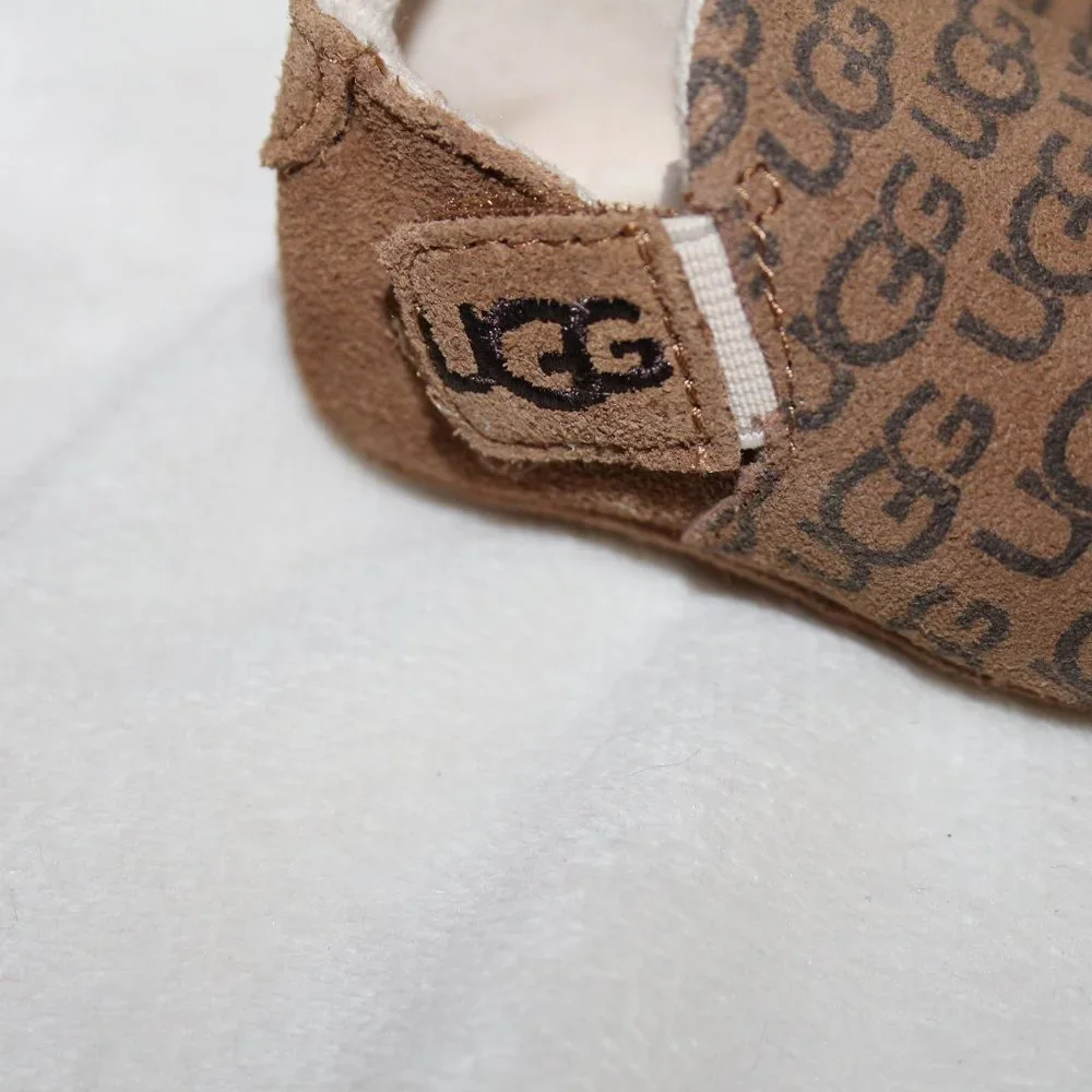 NIB UGG INFANT UNISEX BOYS GIRLS SUEDE LOGO CRIB‎ SHOES CHESTNUT